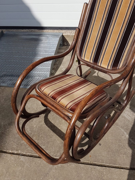 Image 1 of Fauteuil à bascule vintage en rotin manou
