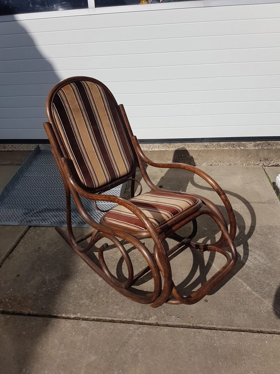 Image 1 of Fauteuil à bascule vintage en rotin manou