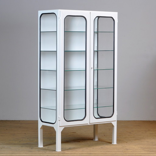 Cabinet médical en fer et verre restauré, 1970