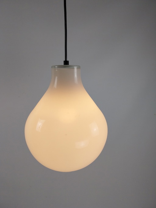 2 lampade a sospensione in vetro opalino Peill e Putzler, anni &#39;60 