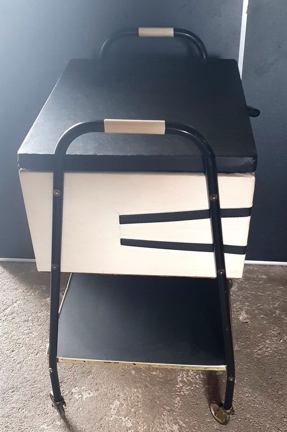 Image 1 of Tavolo da cucito vintage in pelle Skai bianca e nera, anni &#39;50