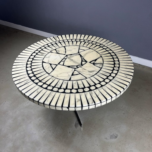 Table basse ronde en mosaïque de marbre de Carara Par Heinz Lilienthal