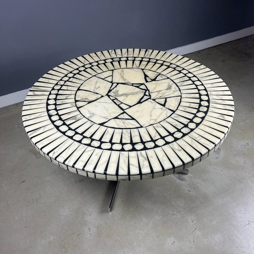 Table basse ronde en mosaïque de marbre de Carara Par Heinz Lilienthal