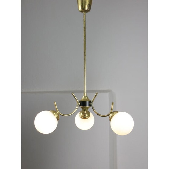 Image 1 of Lampadario italiano in ottone e vetro opalino di metà secolo