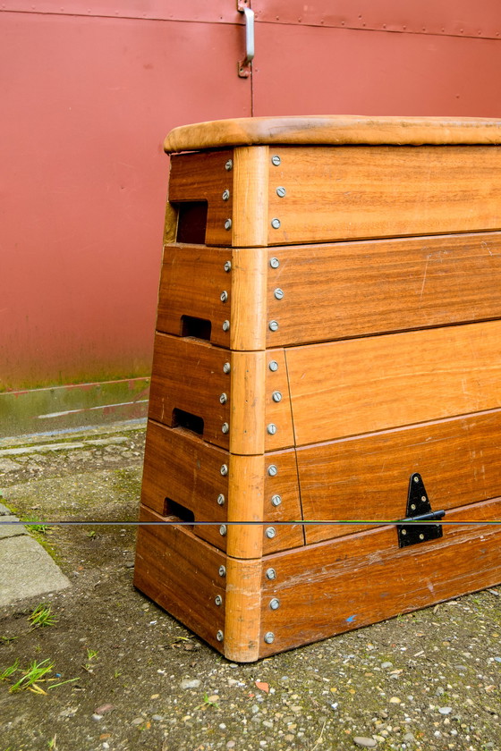 Image 1 of Armoire vintage à panneaux tournants