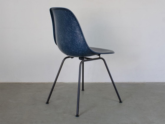 Image 1 of Vitra Dsx Glasfiber In Navy Blue Design Charles Eames