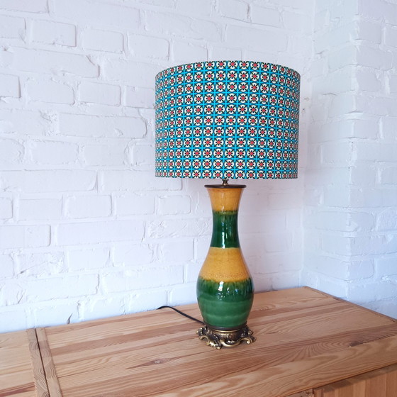 Image 1 of Lampe de table unique en céramique vintage colorée avec abat-jour neuf fait à la main avec imprimé rétro scandinave