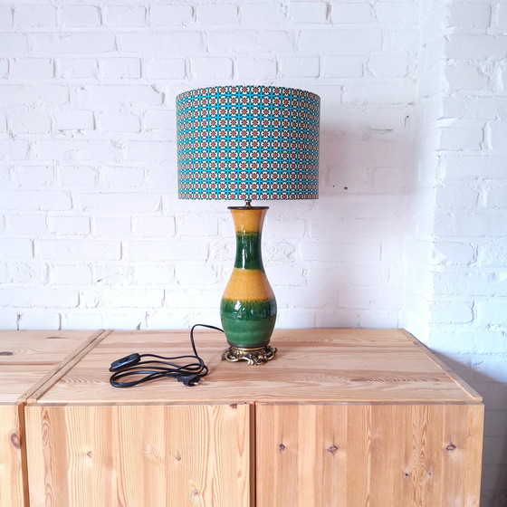 Image 1 of Lampe de table unique en céramique vintage colorée avec abat-jour neuf fait à la main avec imprimé rétro scandinave