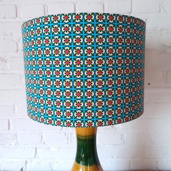 Image 1 of Lampe de table unique en céramique vintage colorée avec abat-jour neuf fait à la main avec imprimé rétro scandinave