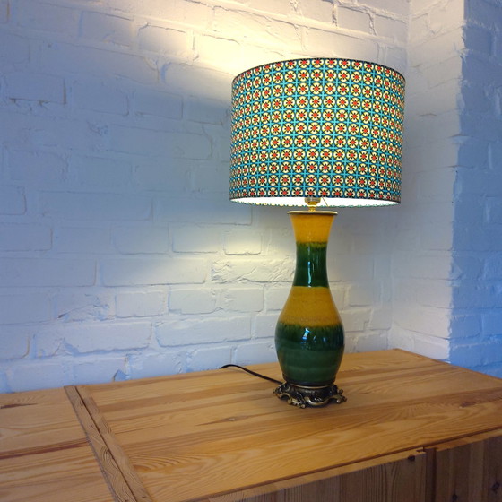 Image 1 of Lampe de table unique en céramique vintage colorée avec abat-jour neuf fait à la main avec imprimé rétro scandinave