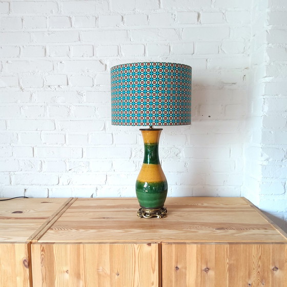 Image 1 of Lampe de table unique en céramique vintage colorée avec abat-jour neuf fait à la main avec imprimé rétro scandinave