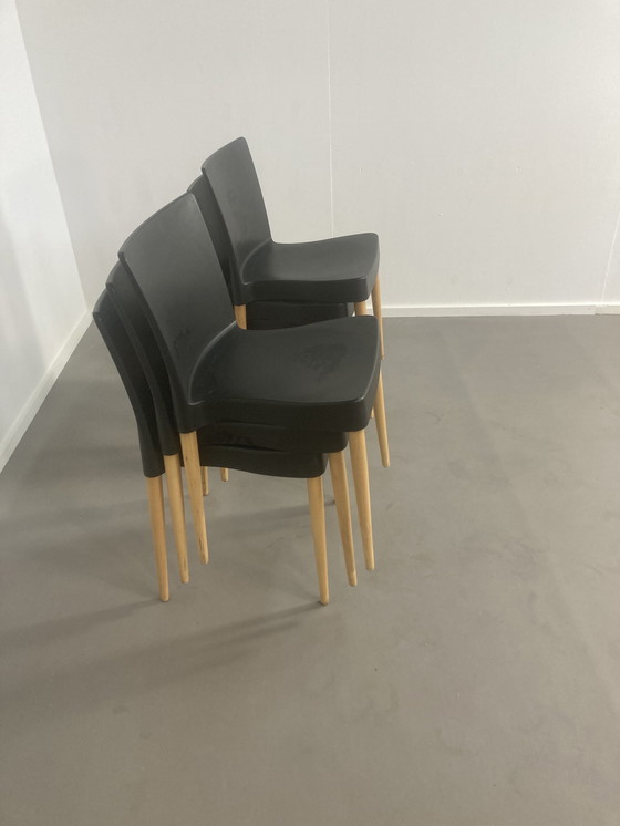 Image 1 of 6 x Sintesi Italy Plastique empilable avec chaises de salle à manger en bois