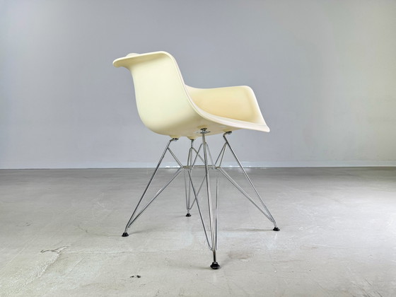 Image 1 of Set of 4 Vitra Chairs Charles & Ray Eames Plastic Armchair Dar Re