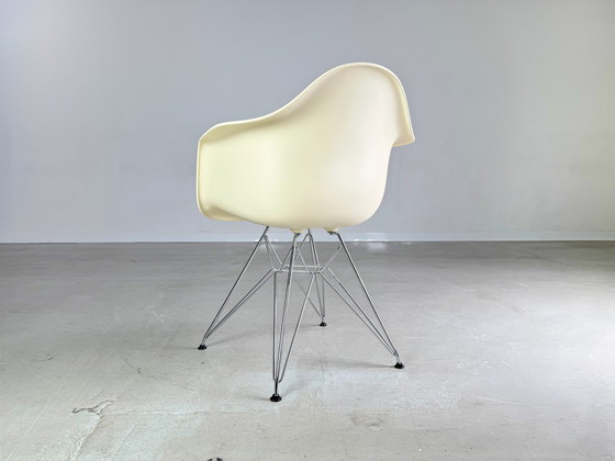 Image 1 of Set of 4 Vitra Chairs Charles & Ray Eames Plastic Armchair Dar Re