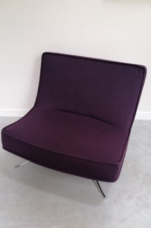 Poupée Ligne-Roset sur une chaise