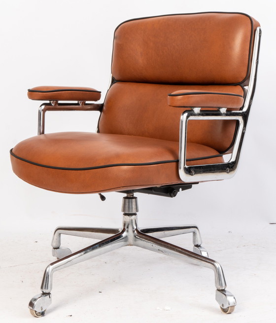 Image 1 of Herman Miller lobby chair, Charles Eames