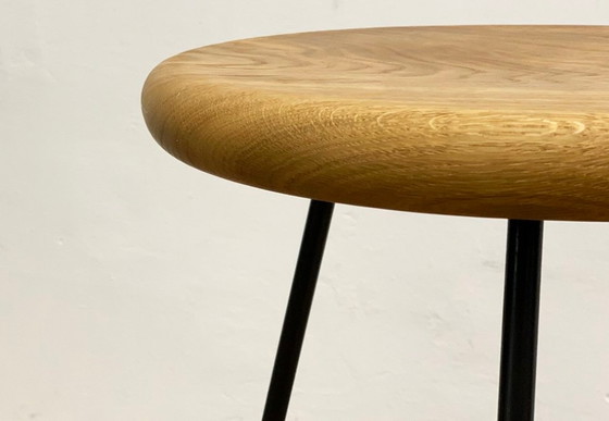 Image 1 of Tabouret avec structure en acier et assise en bois de chêne