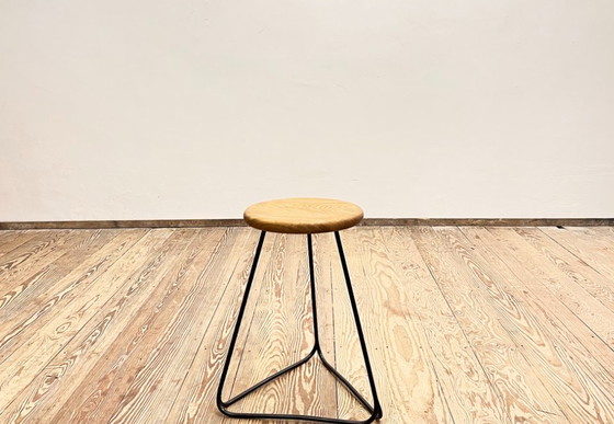 Image 1 of Tabouret avec structure en acier et assise en bois de chêne