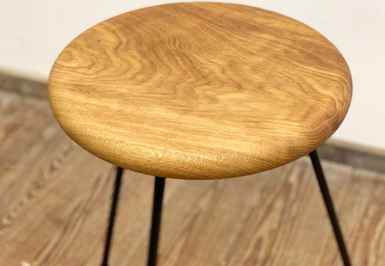 Image 1 of Tabouret avec structure en acier et assise en bois de chêne