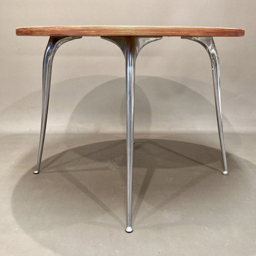 Industrial high table in raw solid wood and cast aluminium.