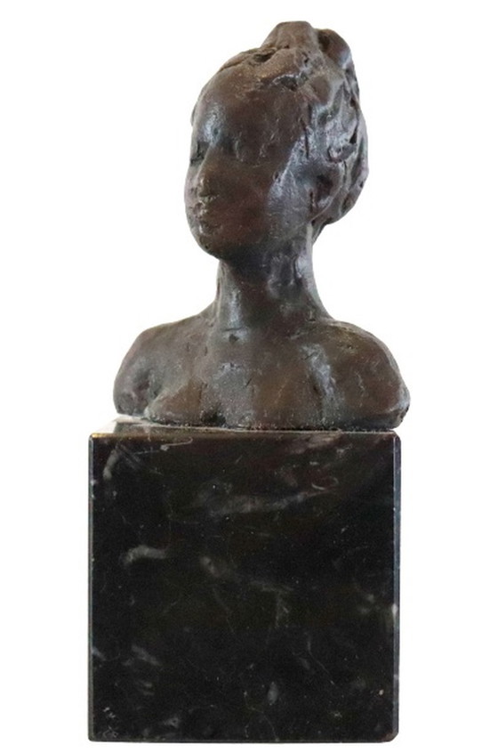 Image 1 of Statue en bronze sur tête de femme en marbre