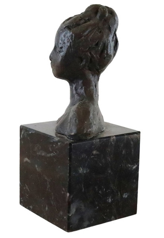 Image 1 of Statue en bronze sur tête de femme en marbre