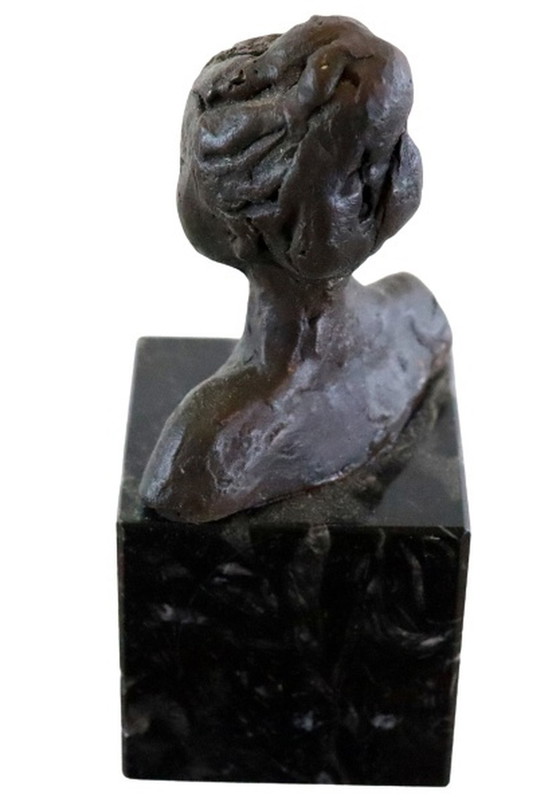 Image 1 of Statue en bronze sur tête de femme en marbre