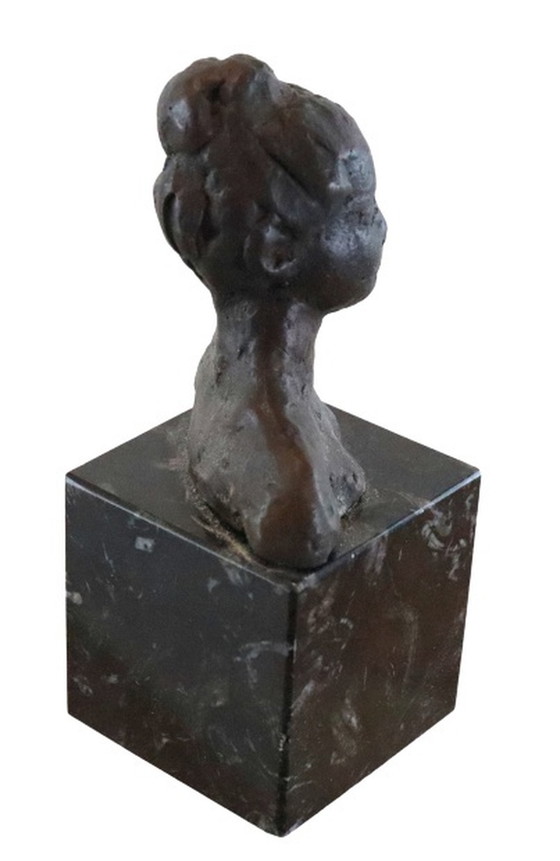 Image 1 of Statue en bronze sur tête de femme en marbre