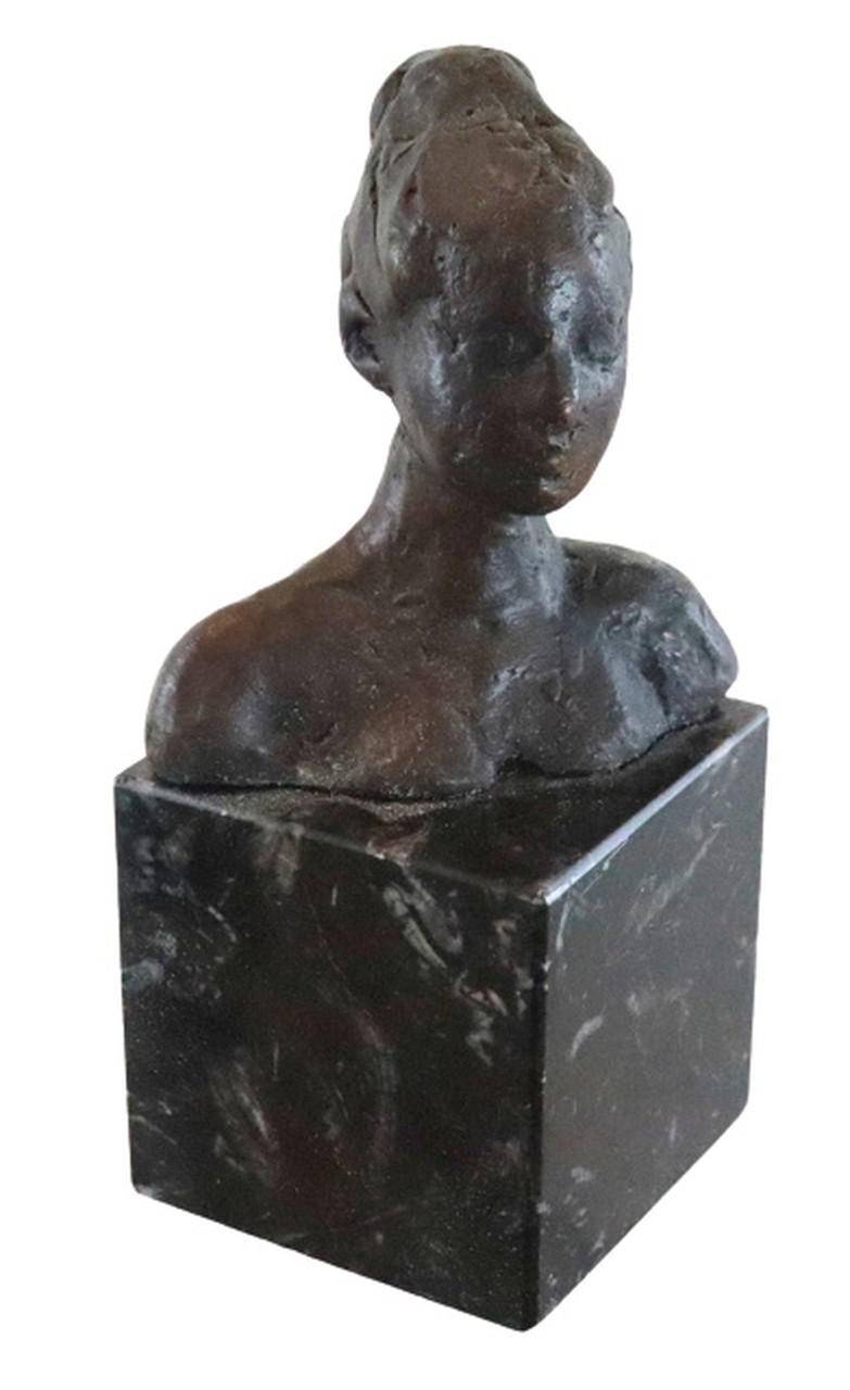 Estatua de bronce sobre mármol de una cabeza de mujer.