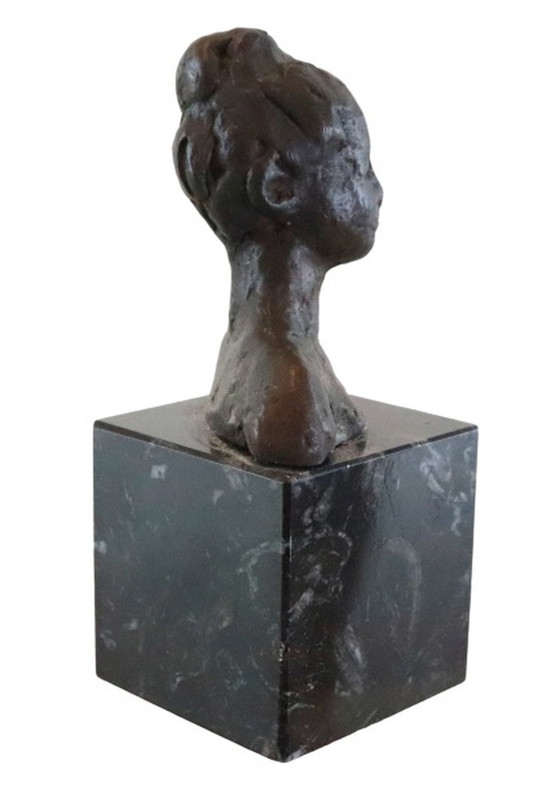 Image 1 of Statue en bronze sur tête de femme en marbre