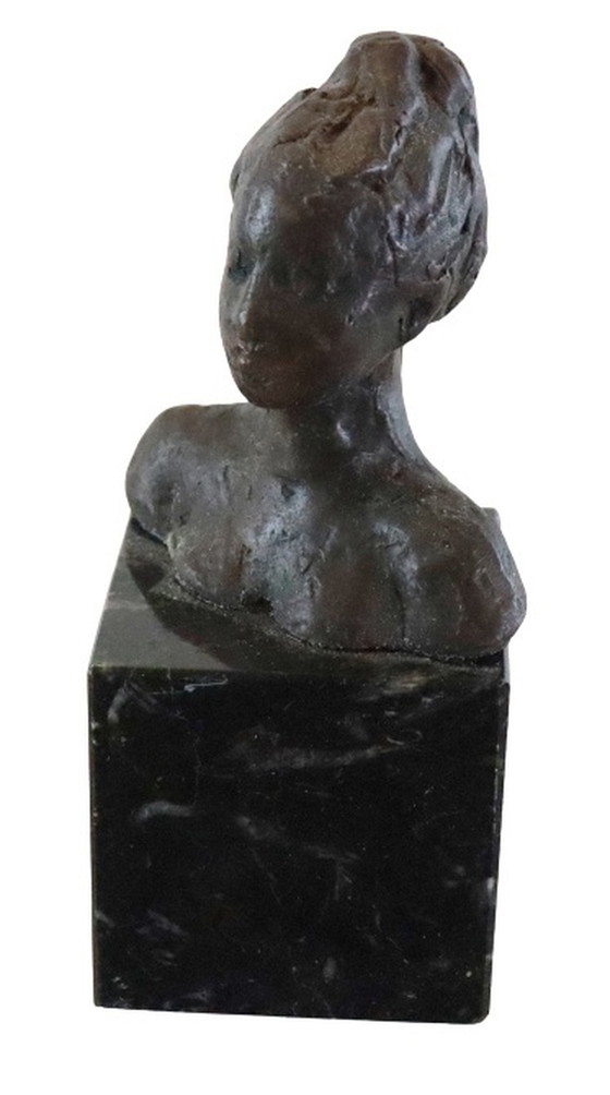 Image 1 of Statue en bronze sur tête de femme en marbre