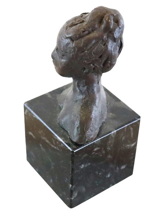 Image 1 of Statue en bronze sur tête de femme en marbre