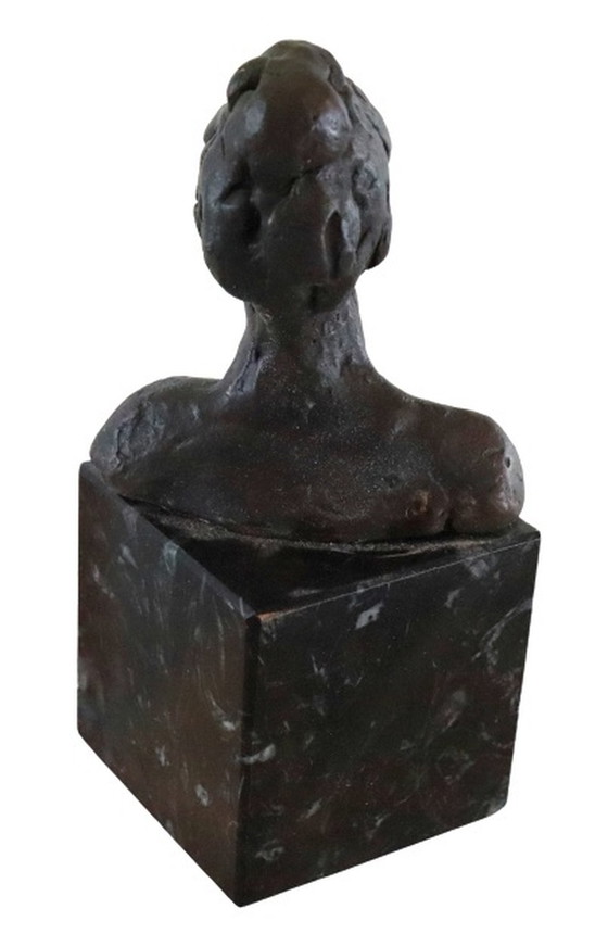 Image 1 of Statue en bronze sur tête de femme en marbre