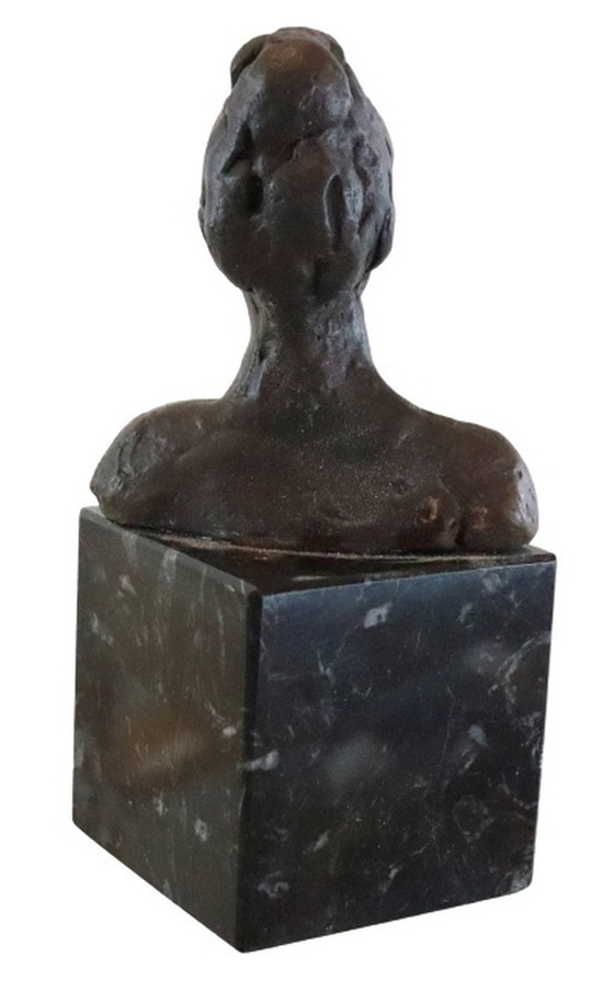 Image 1 of Statue en bronze sur tête de femme en marbre