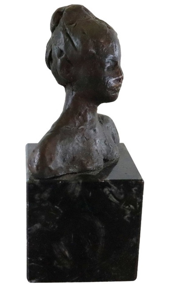 Image 1 of Statue en bronze sur tête de femme en marbre