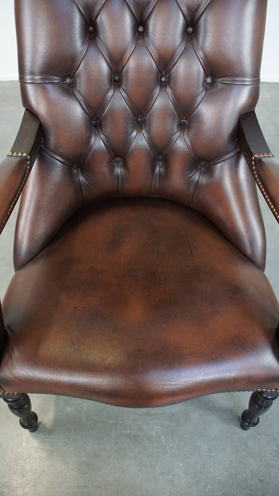 Image 1 of Poltrona Chesterfield in pelle di mucca scura e legno