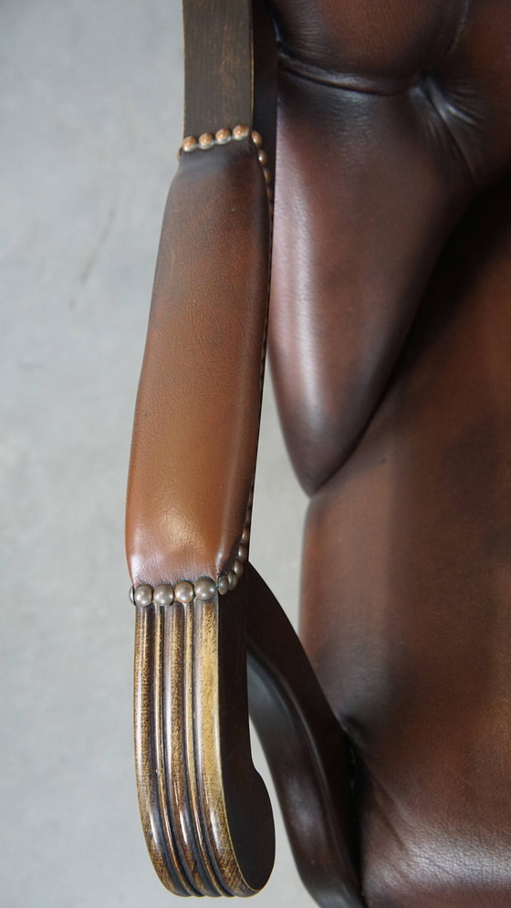 Image 1 of Poltrona Chesterfield in pelle di mucca scura e legno