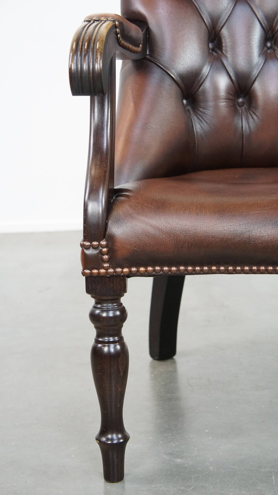 Image 1 of Poltrona Chesterfield in pelle di mucca scura e legno