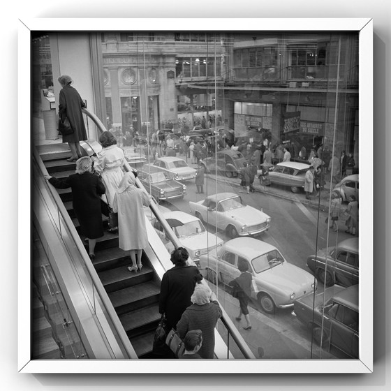 Image 1 of Sur l'escalator d'un grand magasin parisien par le photographe Willem van de Poll