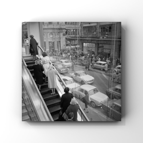 Image 1 of Sur l'escalator d'un grand magasin parisien par le photographe Willem van de Poll