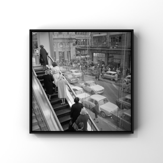 Image 1 of Sur l'escalator d'un grand magasin parisien par le photographe Willem van de Poll