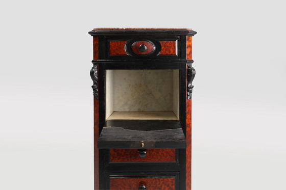 Image 1 of Raro comò antico francese in legno, impiallacciatura in radica e marmo, ca. 1850