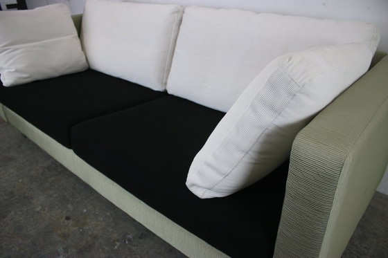 Image 1 of Sofá Cor Conseta de tres plazas en tejido acanalado, negro, blanco y verde