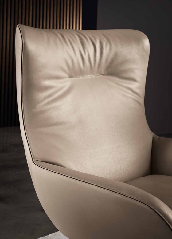 Image 1 of Minotti Jensen lounge chair + Ottoman premium Sand show model 2023