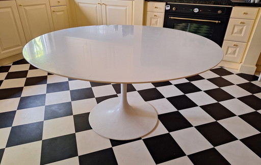 Knoll dining table by Eero Saarinnen