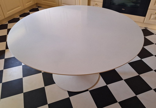 Knoll dining table by Eero Saarinnen