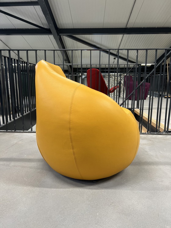 Image 1 of Leolux Gisa Fauteuil pivotant cuir jaune