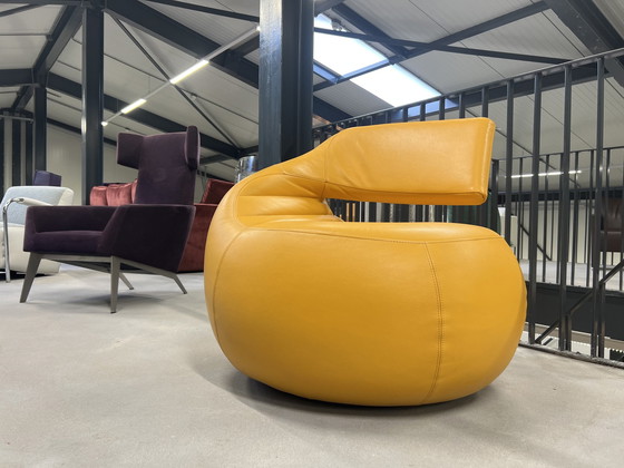 Image 1 of Leolux Gisa Fauteuil pivotant cuir jaune