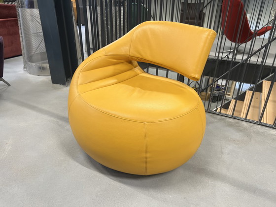 Image 1 of Leolux Gisa Fauteuil pivotant cuir jaune