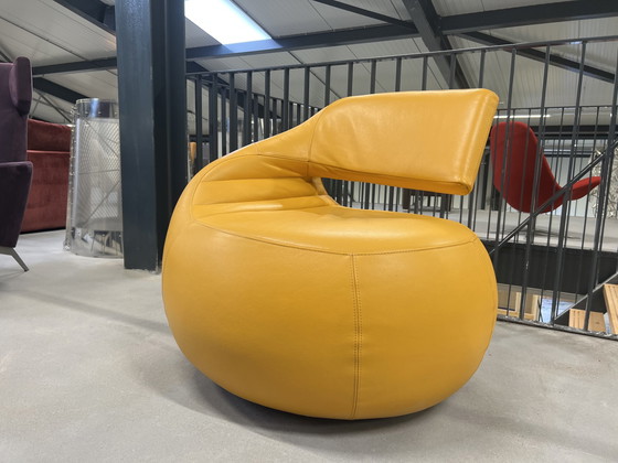 Image 1 of Leolux Gisa Fauteuil pivotant cuir jaune